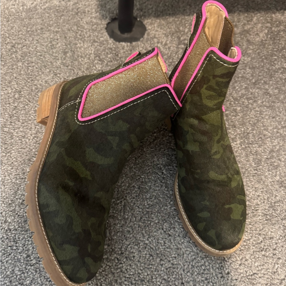 Boden Green Camo Ankle Boots with Pink Trim - Picture 2 of 4